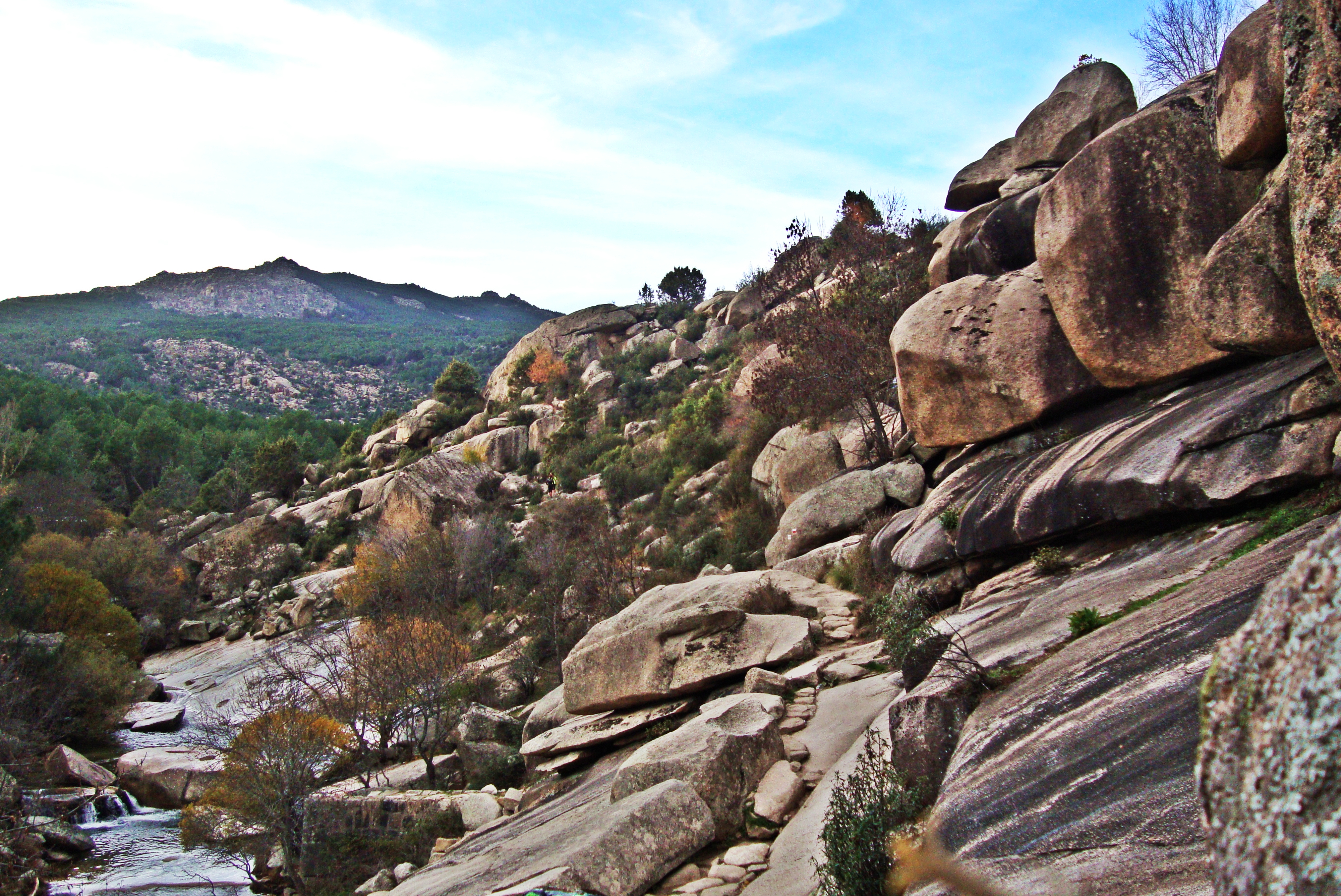 Curso alto del río Manzanares a su paso por La Pedriza poco antes de entrar al pueblo Manzanares el Real