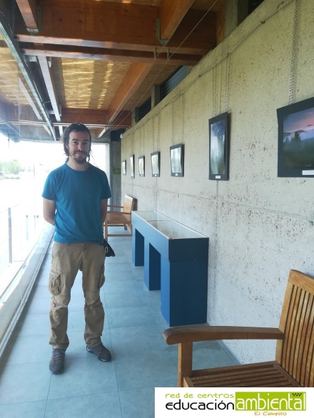 adrian.arteche.junto.a.la.exposicion