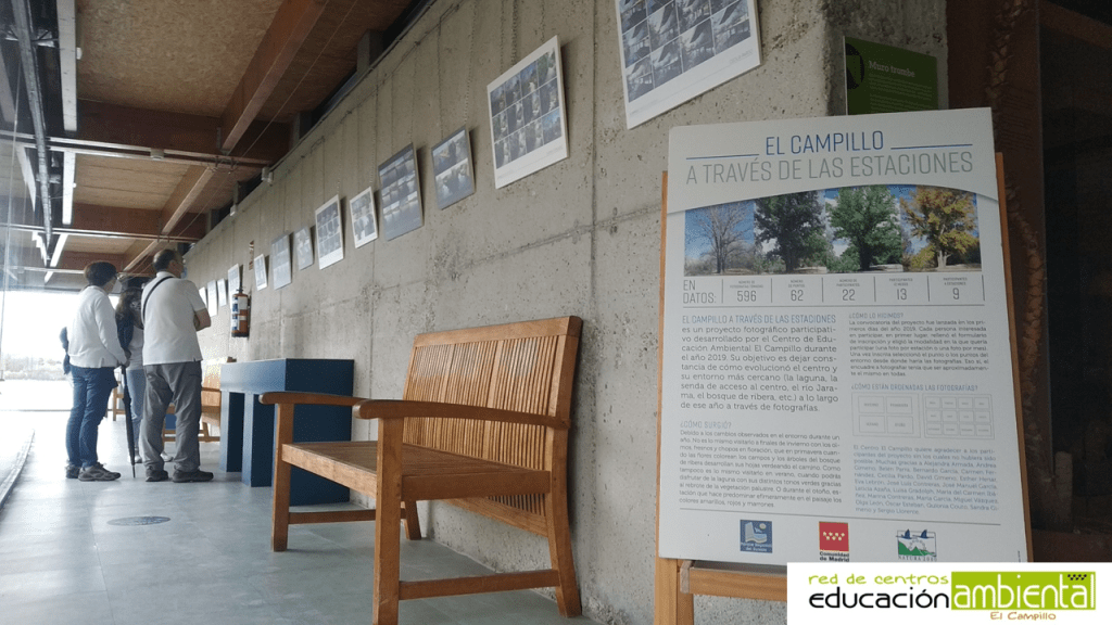 Participante con sus acompañantes durante la visita a la exposición.